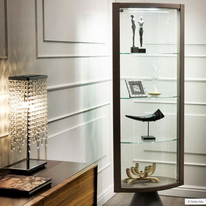 Regale, Sideboards, Vitrinen 12